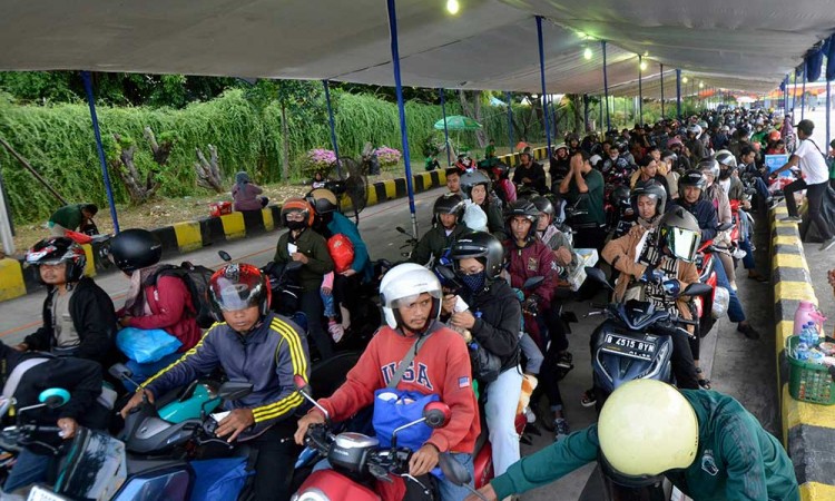 Pelabuhan Bakauheni Mulai Dipadati Pemudik Yang Akan Kembali ke Jakarta