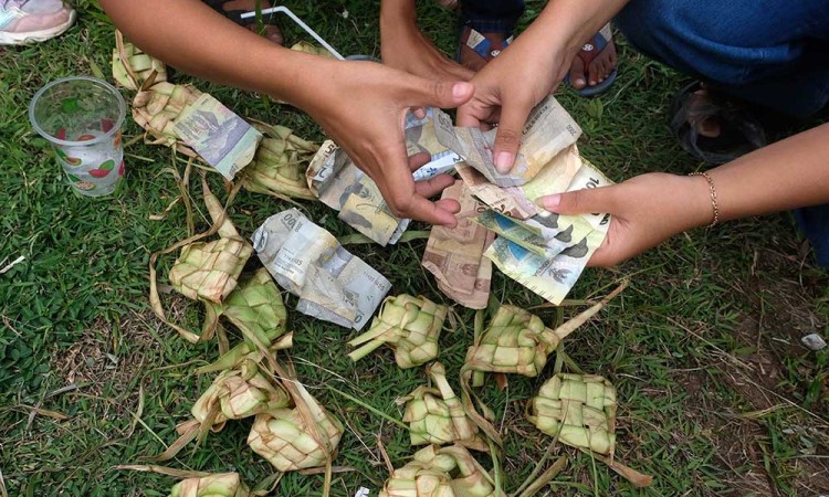 Warga Berebut Gunungan Ketupat Berisi Uang Saat Tradisi Grebeg Kupat di Magelang