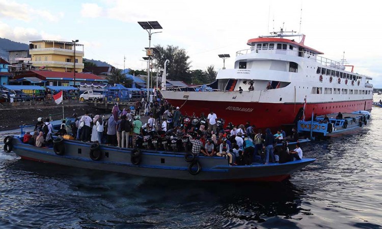 Penyebrangan Kapal Kayu Antarpulau di Maluku Mulai Dipadati Pemudik