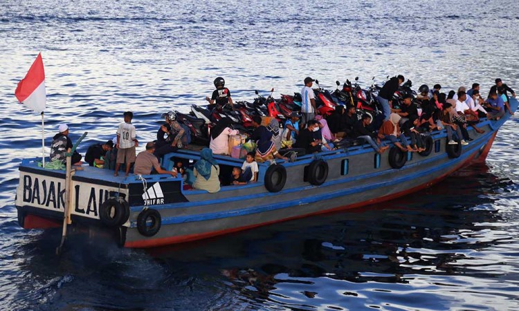 Penyebrangan Kapal Kayu Antarpulau di Maluku Mulai Dipadati Pemudik