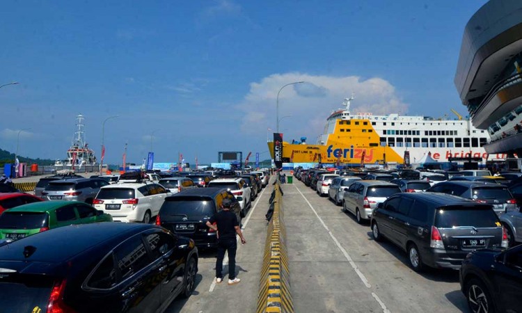 Jumlah Kendaraan Yang Melalui Pelabuhan Bakauheni Menuju Pulau Jawa Tecatat Sebanyak 73.326