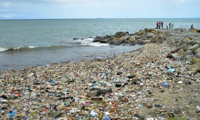 Pantai Padang Dipenuhi Tumpukan Sampah Dari Wisatawan Selama Libur Lebaran Kemarin