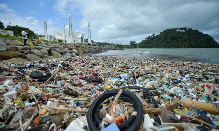 Pantai Padang Dipenuhi Tumpukan Sampah Dari Wisatawan Selama Libur Lebaran Kemarin