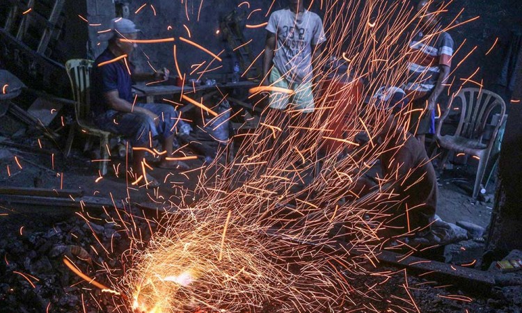 Melihat Lebih Dekat Pembuatan Gong Secara Tradisional di Bogor