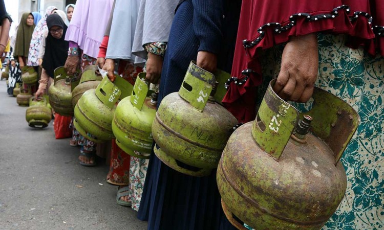 Warga Mengantre Beli Gas Elpiji 3 Kilogram Saat Operasi Pasar di Aceh