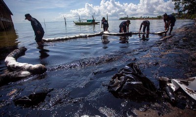 Limbah Minyak Hitam Cemari Pantai Melayu di Batam