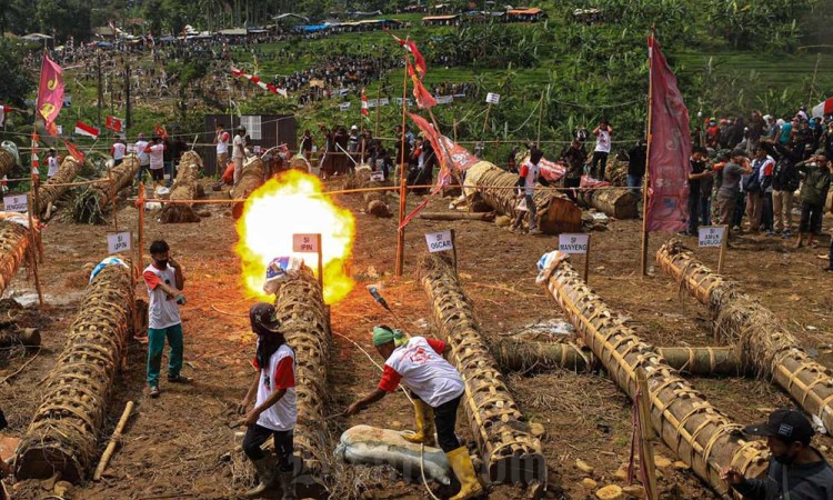 Kemeriahan Tradisi Perang Meriam Karbit Khas Wilayah Bogor