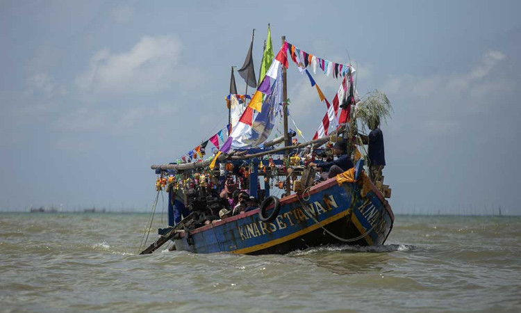 Prosesi Larung Sesaji saat Tradisi Sedekah Laut atau Nadran Nelayan di Indramayu