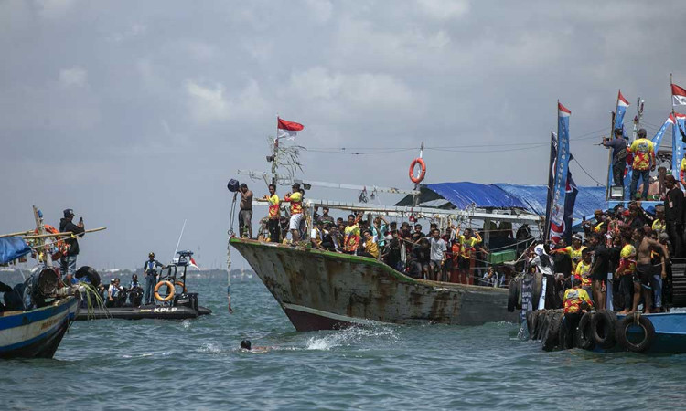 Prosesi Larung Sesaji saat Tradisi Sedekah Laut atau Nadran Nelayan di Indramayu