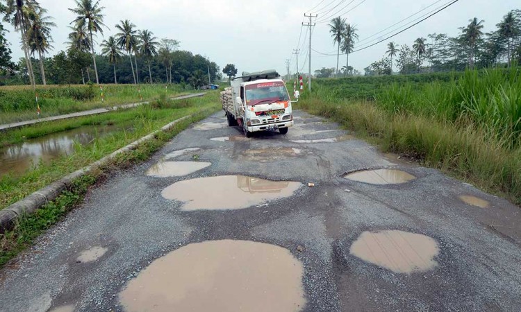 Sejumlah Jalan Akses Menuju Kota Bandar Lampung Rusak Parah