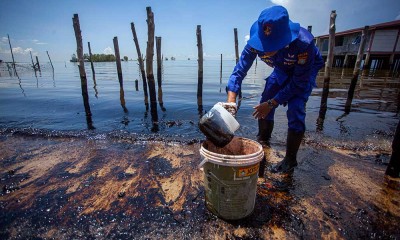 Tim Gabungan Bersihkan Limbah Minyak Hitam di Kawasan Pantai Melayu Batam