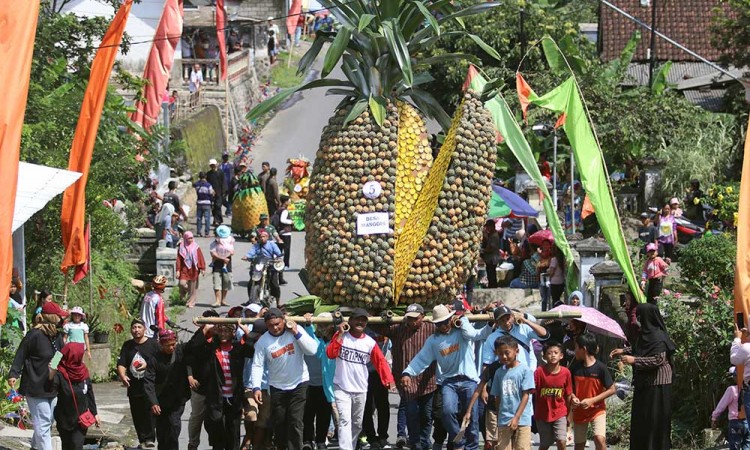 Kemeriahan Festival Nanas di Kawasan Lereng Gunung Kelud Kediri