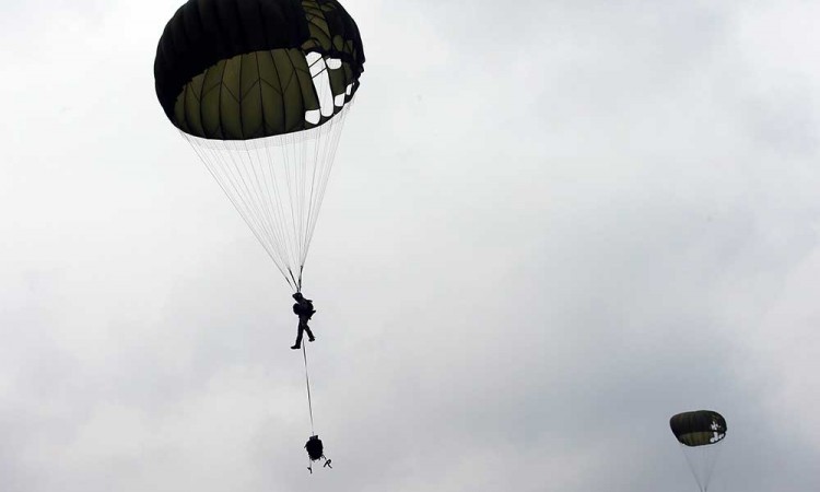 Prajurit Yonif Para Raider 501 Bajra Yudha Lakukan Lompat Terjung Payung