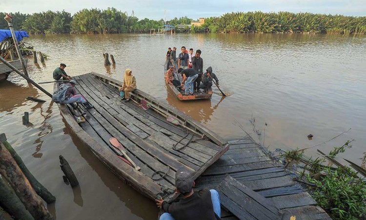 Warga di Jambi Gunakan Perahu Tradisional Untuk Menyebrangi Sungai Gebar 