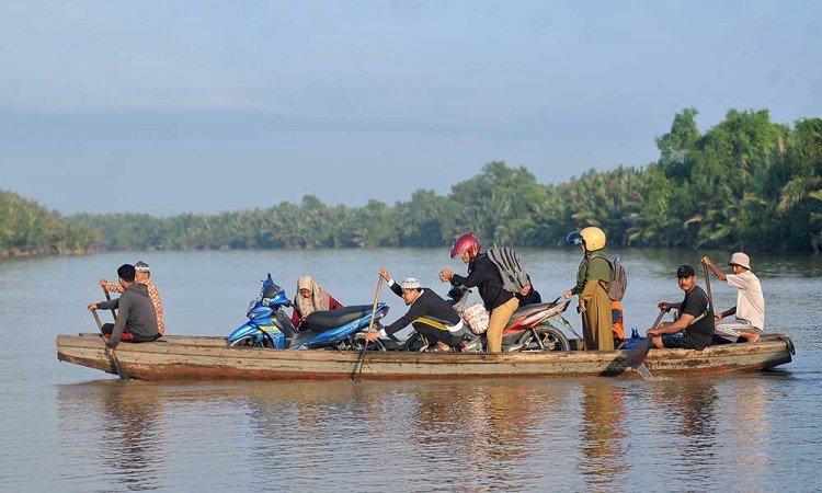 Warga di Jambi Gunakan Perahu Tradisional Untuk Menyebrangi Sungai Gebar 