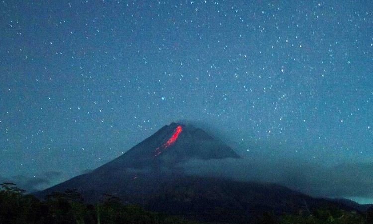 Gunung Merapi Kembali Semburkan Lava Pijar Sejauh 1.800 Meter