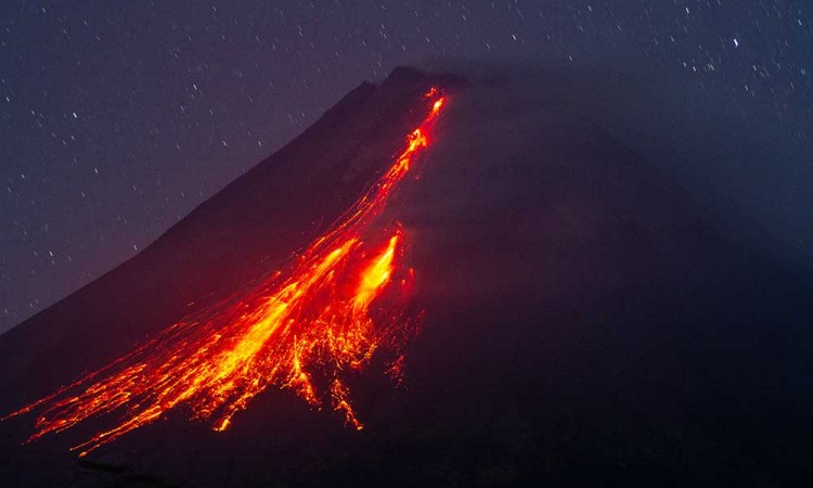 Gunung Merapi Kembali Semburkan Lava Pijar Sejauh 1.800 Meter