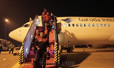 Timnas Indonesia U-22 Turun dari Pesawat Garuda Indonesia 