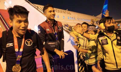 Timnas Indonesia U-22 Turun dari Pesawat Garuda Indonesia 