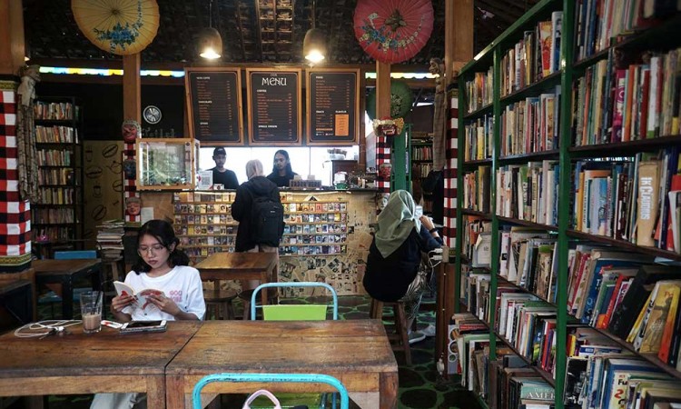 Unik, Kedai Kopi di Solo Memiliki Konsep Ruang Baca dan Toko Buku
