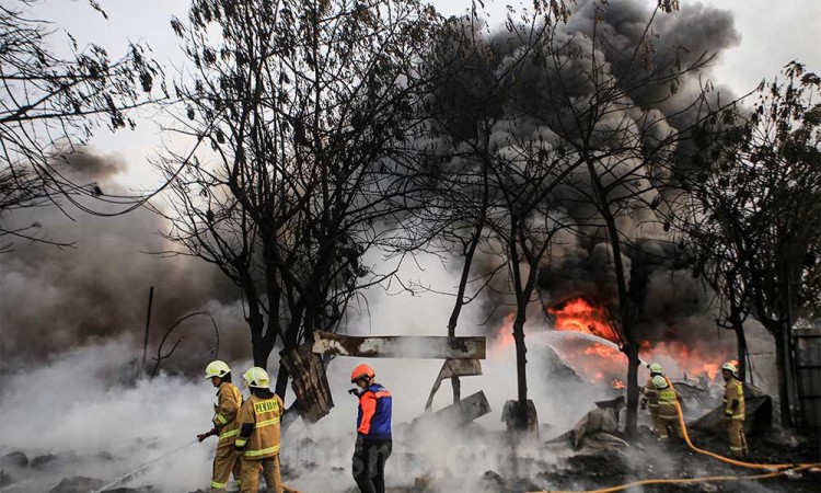 Kebakaran Pabrik Plastik di Jakarta