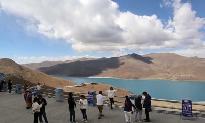 Keindahan Danau Suci Yamdrok di Puncak Pegunungan Tibet 