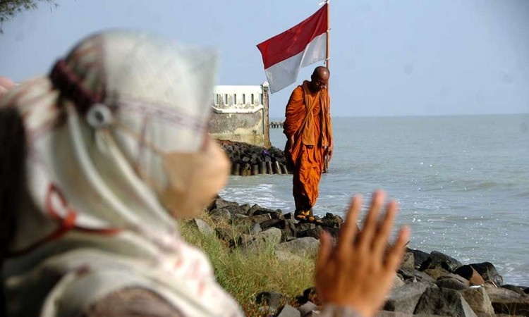 Biksu Thailand Yang Berjalan Kaki Menuju Borobudur Mampir di Pantai Utara