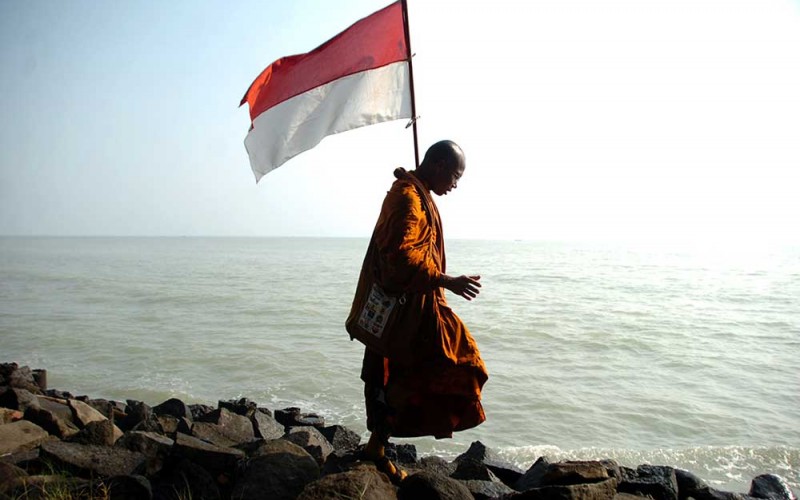 Biksu yang mengikuti ritual Thudong berkunjung ke Pantai Utara, Purwahamba Indah, Kabupaten Tegal, Jawa Tengah, Rabu (24/5/2023). Sebanyak 32 biksu mengunjungi Pantai Utara sebelum melanjutkan ritual perjalanan Thudong sejauh 2.000 km dari Kota Nakhon Si Thammarat Thailand menuju Candi Borobudur dalam rangka menyambut Hari Raya Waisak pada 4 Juni mendatang. ANTARA FOTO/Oky Lukmansyah