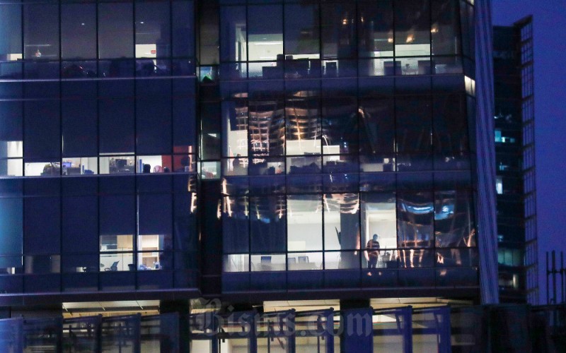 Suasana gedung perkantoran di Jakarta, Rabu (24/5). Menteri Keuangan Sri Mulyani Indrawati menyampaikan Anggaran Pendapatan dan Belanja Negara (APBN) mencatatkan surplus sebesar Rp234,7 triliun pada April 2023. Surplus tersebut didorong oleh pendapatan negara yang mencapai Rp1.000,5 triliun atau 40,6% dari APBN, mengalami peningkatan sebesar 17,3% secara tahunan (year-on-year/yoy). Bisnis/Himawan L Nugraha