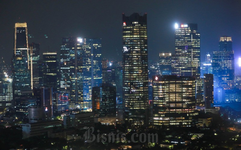 Suasana gedung perkantoran di Jakarta, Rabu (24/5). Menteri Keuangan Sri Mulyani Indrawati menyampaikan Anggaran Pendapatan dan Belanja Negara (APBN) mencatatkan surplus sebesar Rp234,7 triliun pada April 2023. Surplus tersebut didorong oleh pendapatan negara yang mencapai Rp1.000,5 triliun atau 40,6% dari APBN, mengalami peningkatan sebesar 17,3% secara tahunan (year-on-year/yoy). Bisnis/Himawan L Nugraha