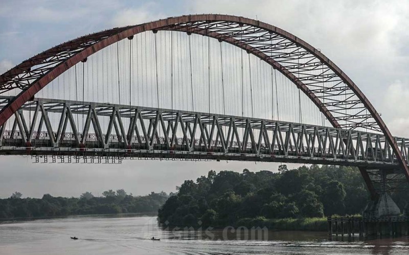Suasana Jembatan Kahayan, Palangka Raya, Kalimantan Tengah, Kamis (25/5/2023). Jembatan Kahayan yang memiliki panjang 640 meter dan lebar 9 meter itu menjadi ikon Kota Palangka Raya. Jembatan berwarna merah yang  diresmikan pada 2002 tersebut menghubungkan pusat kota Palang Karaya dengan Kelurahan Pahandut Seberang dan menjadi akses menuju Kabupaten Gunung Mas, Barito Selatan, Barito Utara, dan Barito Timur. Bisnis/Fanny Kusumawardhani