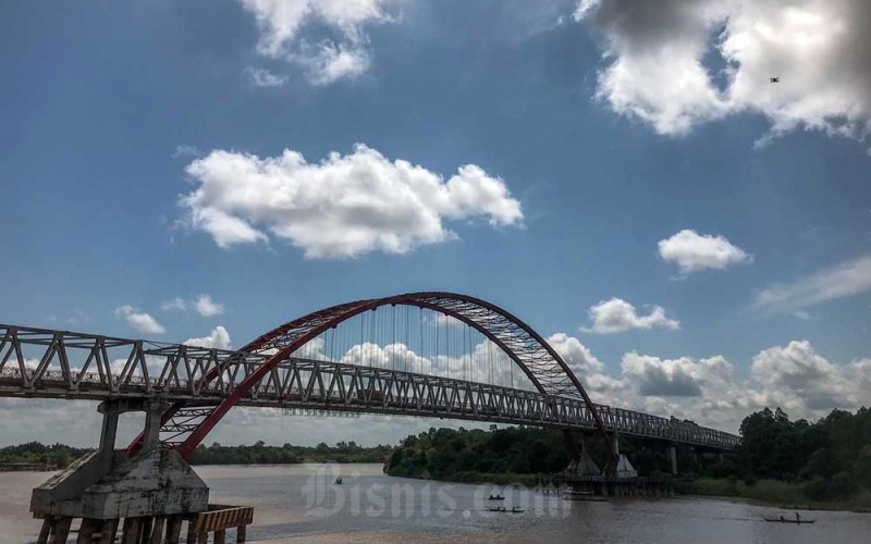 Suasana Jembatan Kahayan, Palangka Raya, Kalimantan Tengah, Kamis (25/5/2023). Jembatan Kahayan yang memiliki panjang 640 meter dan lebar 9 meter itu menjadi ikon Kota Palangka Raya. Jembatan berwarna merah yang  diresmikan pada 2002 tersebut menghubungkan pusat kota Palang Karaya dengan Kelurahan Pahandut Seberang dan menjadi akses menuju Kabupaten Gunung Mas, Barito Selatan, Barito Utara, dan Barito Timur. Bisnis/Fanny Kusumawardhani