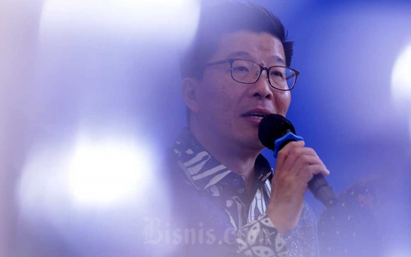 Presiden Direktur Zurich Asuransi Indonesia Edhi Tjahja Negara memberikan pemaparan kinerja dan strategi bisnis di Jakarta, Kamis  (25/5/2023). Bisnis/Nurul Hidayat