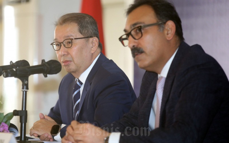 Presiden Direktur PT Siloam International Hospitals Tbk. Benny Haryanto Djie didampingi Managing Director of Healthcare Business and Investments Varun Khanna memberikan penjelasan sesuai Rapat Umum Pemegang Saham Tahunan dan Luar Biasa di Tangerang, Banten, Kamis (25/5/2023). Bisnis/Abdullah Azzam