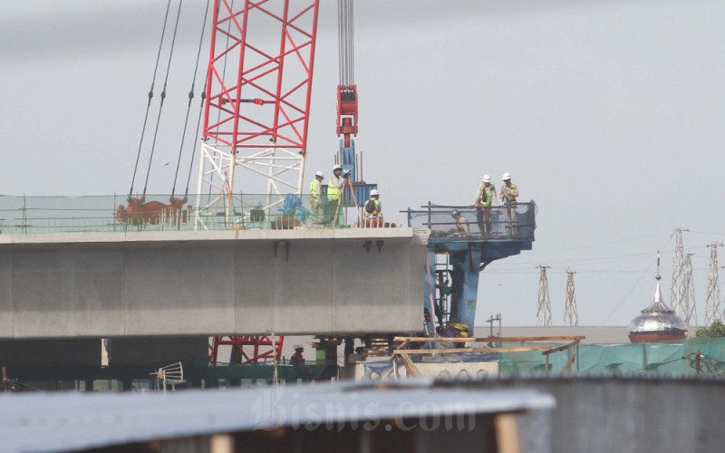 Proyek jalan layang akses tol Makassar New Port dalam proses pengerjaan di Makassar, Sulawesi Selatan, Kamis (25/5/2023). PT Wijaya Karya Beton Tbk. (WTON) mencatatkan penurunan laba meski terjadi peningkatan pendapatan per kuartal I/2023. Penurunan laba tersebut disebabkan oleh kenaikan beban yang lebih tinggi daripada pendapatan. Berdasarkan laporan keuangan per 31 Marer 2023, WTON mencatatkan pendapatan sebesar Rp916,99 miliar. Bisnis/Paulus Tandi Bone