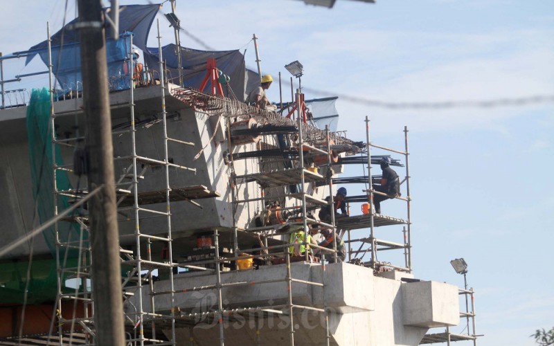 Proyek jalan layang akses tol Makassar New Port dalam proses pengerjaan di Makassar, Sulawesi Selatan, Kamis (25/5/2023). PT Wijaya Karya Beton Tbk. (WTON) mencatatkan penurunan laba meski terjadi peningkatan pendapatan per kuartal I/2023. Penurunan laba tersebut disebabkan oleh kenaikan beban yang lebih tinggi daripada pendapatan. Berdasarkan laporan keuangan per 31 Marer 2023, WTON mencatatkan pendapatan sebesar Rp916,99 miliar. Bisnis/Paulus Tandi Bone