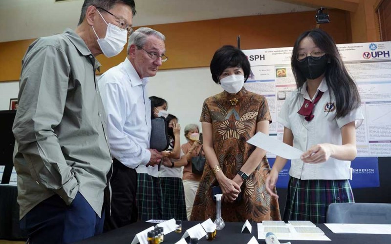 Founder and Chairman Yayasan Pendidikan Pelita Harapan James T. Riady bersama Senior Advisor to Yayasan Pendidikan Pelita Harapan Niel B. Nielson dan Chairwoman Yayasan Pendidikan Pelita Harapan Aileen H Riady mendengarkan penjelasan dari siswa terkait karyanya pada pameran Sains Tahunan SPH di Karawaci, Tangerang, Banten, Kamis (25/5/2023). Pameran yang berlangsung hingga 30 Mei 2023 tersebut menampilkan berbagai teknologi baru hasil karya sejumlah siswa di bawah bimbingan para peneliti Badan Riset dan Inovasi Nasional (BRIN). Bisnis