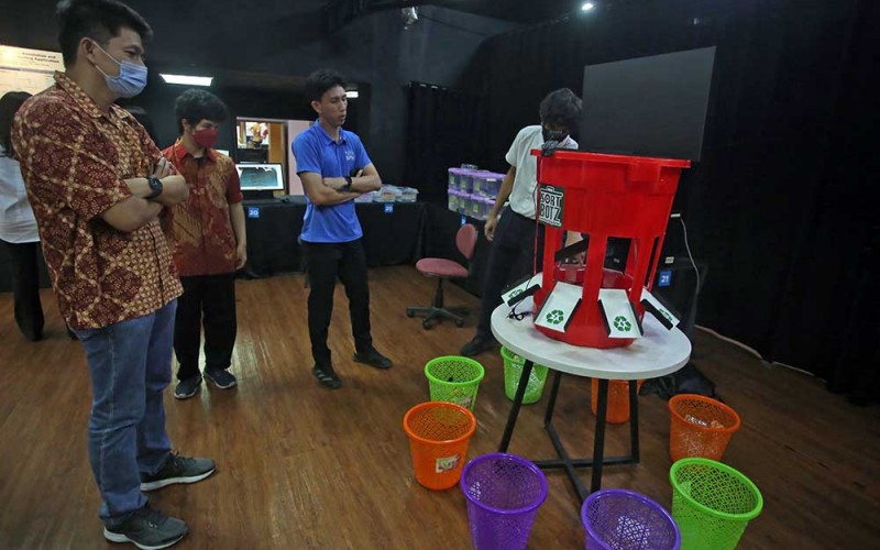 Pengunjung melihat mesin pemilah sampah botol plastik karya siswa Applied Science Academy Sekolah Pelita Harapan (SPH) pada Pameran Sains Tahunan SPH di Karawaci, Tangerang, Banten, Kamis (25/5/2023). Pameran yang berlangsung hingga 30 Mei 2023 tersebut menampilkan berbagai teknologi baru hasil karya sejumlah siswa di bawah bimbingan para peneliti Badan Riset dan Inovasi Nasional (BRIN). ANTARA FOTO/Muhammad Iqbal