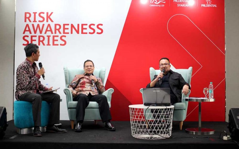 Guru Besar FEB UI dan Founder Rumah Perubahan Rhenald Kasali (kanan) dan Kepala Departemen Pengawasan Perilaku Usaha Jasa Keuangan Otoritas Jasa Keuangan (OJK) Bernard Widjaja (tengah) hadir sebagai nara sumber dengan dipandu oleh Moderator Head of Compliance Prudential Indonesia Andiko Nehemia pada seminar Risk Awareness Series yang digelar secara hybrid dengan topik Market Conduct, di Jakarta, Selasa (23/5/2023). Prudential Indonesia sebagai perusahaan asuransi jiwa terkemuka di Indonesia menggelar seminar tersebut untuk melanjutkan perwujudan komitmennya dalam memberikan perlindungan optimal secara berkelanjutan kepada seluruh nasabah.