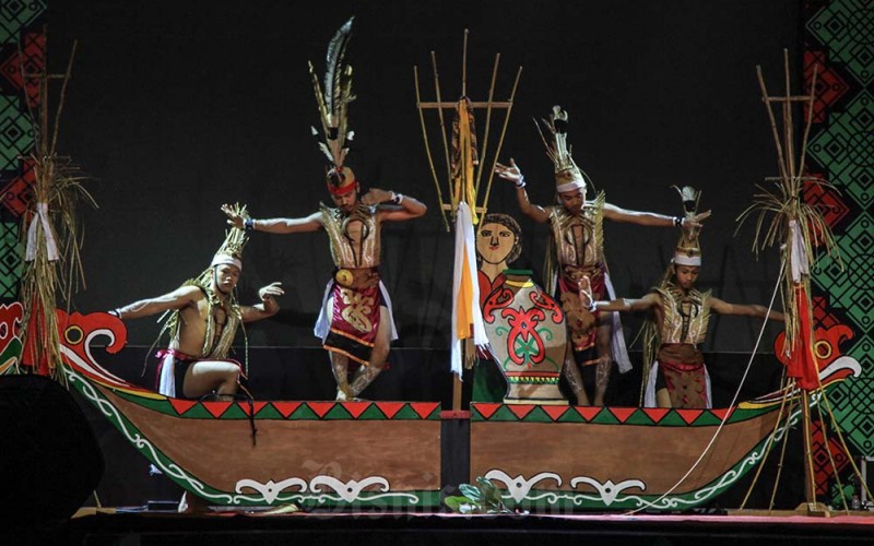 Peserta menampilkan tari pedalaman suku Dayak Kalimantan Tengah saat lomba tari tradisional Festival Budaya Isen Mulang di GOR Serbaguna, Palangka Raya, Kalimantan Tengah, Kamis (25/5/2023). KEgiatan yang diikuti puluhan peserta dari sejumlah kabupaten/kota di Kalteng itu digelar pemprov setempat untuk melestarikan dan mengenalkan tarian pedalaman khas suku Dayak Kalteng kepada masyarakat. ANTARA FOTO/Makna Zaezar