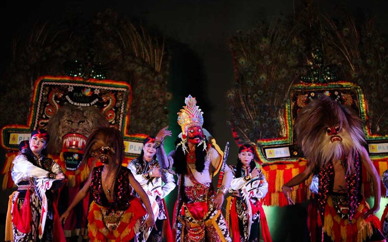 Seniman mementaskan kesenian reog dalam Gelar Purnama bertajuk The Land of Reognesia di Surabaya, Jawa Timur, Jumat (26/05/2023) Pertunjukkan reog dan jaranan yang digelar secara gratis bagi masyarakat itu sebagai upaya untuk melestarikan kesenian reog dan jaranan. ANTARA FOTO/Didik Suhartono