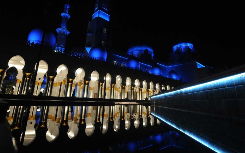 Pengunjung berada di Masjid Raya Sheikh Zayed, Solo, Jawa Tengah, Jumat (26/5/2023). Masjid tersebut menjadi salah satu destinasi wisata religi di Solo saat akhir pekan atau saat musim liburan sekolah. ANTARA FOTO/Aloysius Jarot Nugroho