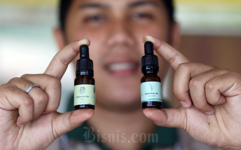 Petani Milenial Jawa Barat Ruslan Efendi memperlihatkan produk Essential Oil hasil dari penyulingan serai wangi di pabrik pengolahan miliknya di daerah Serangpanjang, Kabupaten Subang, Jawa Barat, Jumat (26/5/2023). Ruslan memilih menekuni budidaya serai wangi, karena komoditas ini memiliki nilai ekonomi yang tinggi tidak hanya di pasar domestik juga pasar ekspor. Bisnis/Rachman