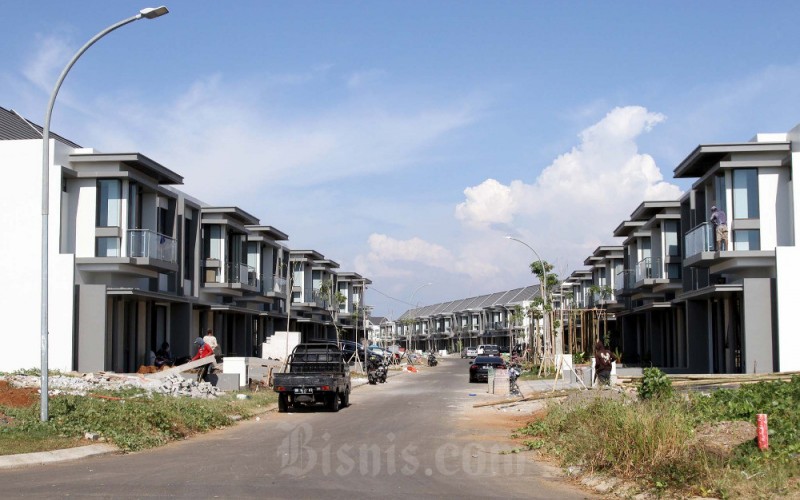 Proyek pembangunan perumahan Citralan City milik pengembang properti PT Ciputra Development Tbk. (CTRA) dalam proses perampungan di Makassar, Sulaweai Selatan, Jumat (26/5/2023). Berdasarkan laporan keuangan per 31 Maret 2023, CTRA mencatatkan pendapatan sebesar Rp2,13 triliun. Sementara itu CTRA mencatatkan marketing sales sebesar Rp3,4 triliun 39 persen dari target pada tiga bulan pertama 2023. Capaian tersebut melonjak 74 persen secara YoY. Bisnis/Paulus Tandi Bone