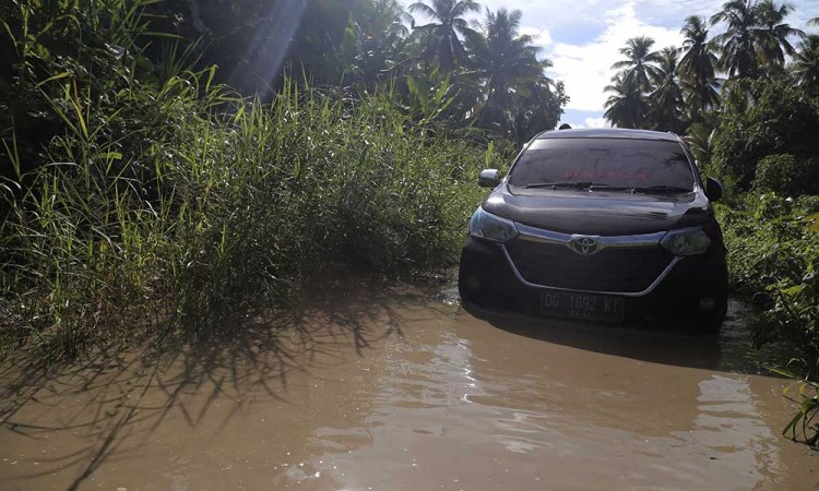 Warga Keluhkan Kerusakan Infrastruktur Jalan dan Jembatan di Kabupaten Halmahera Selatan