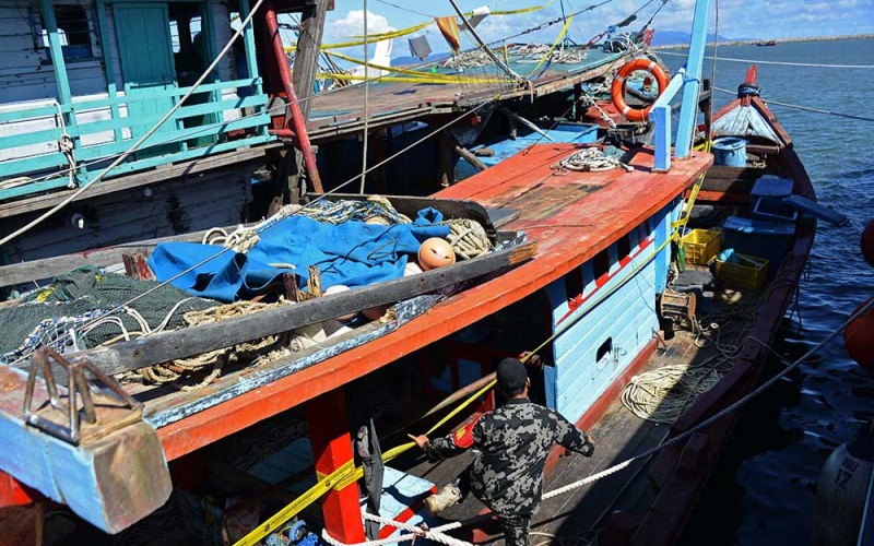 Petugas melakukan pemeriksaan kapal trawl  usai penangkapan di Pelabuhan Perikanan Samudera (PPS) Banda Acerh, Aceh, Sabtu (27/5/2023). Pangkalan Pengawasan Sumber Daya Kelautan dan Perikanan (PSDKP) menangkap dua unit kapal ikan Indonesia, KM Surya Citra dan KM Laot Jaya di perarian Langsa dan Lhokseumawe, provinsi Aceh karena menggunakan trawl , tanpa dilengkapi dokumen dan mengamankan sebanyak 15 ABK. ANTARA FOTO/Ampelsa