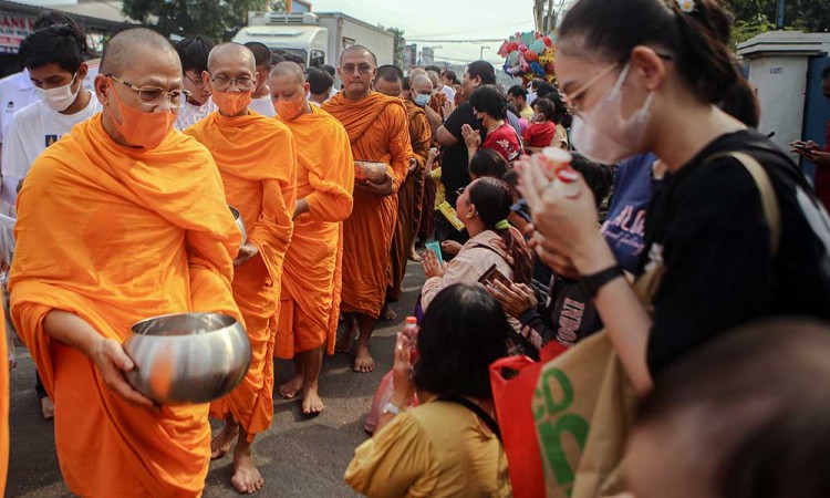 Jelang Perayaan Waisak, Sejumlah Biksu Mengikuti Prosesi Pidapata di Tangerang