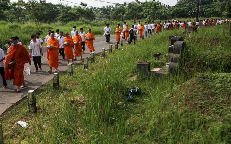 Sejumlah biksu berjalan saat prosesi Pindapata di Karawaci, Kota Tangerang, Banten, Sabtu (27/5/2023). Prosesi Pindapata merupakan rangkaian perayaan dari Tri Suci Waisak 2567BE/2023 yang jatuh pada 4 Juni 2023. ANTARA FOTO/Fauzan