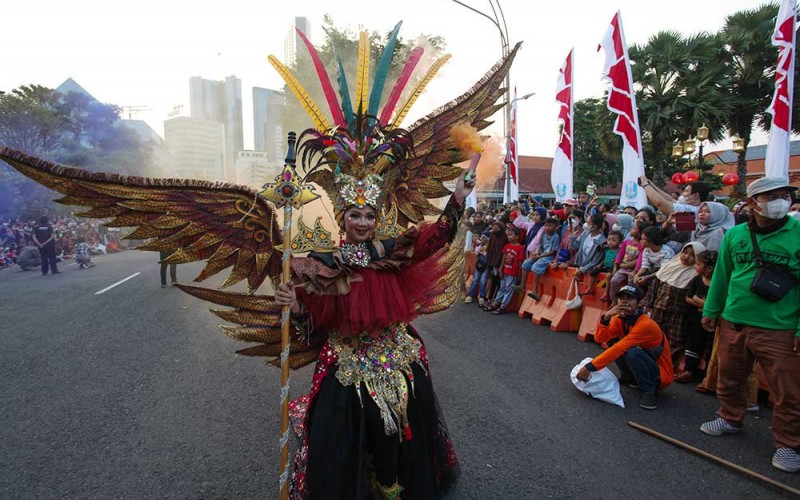Peserta mengikuti Pawai Bunga dan Budaya di Surabaya, Jawa Timur, Sabtu (27/5/2023). Pawai itu digelar untuk menyemarakkan Hari Jadi ke-730 Kota Surabaya. ANTARA FOTO/Didik Suhartono