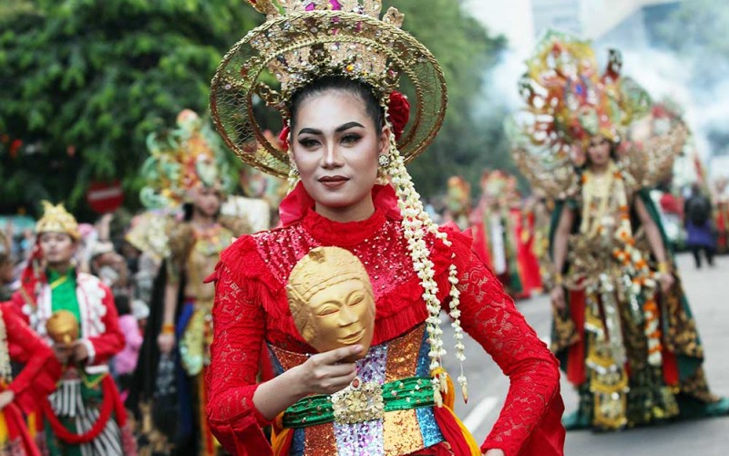 Peserta mengikuti Pawai Bunga dan Budaya di Surabaya, Jawa Timur, Sabtu (27/5/2023). Pawai itu digelar untuk menyemarakkan Hari Jadi ke-730 Kota Surabaya. ANTARA FOTO/Didik Suhartono